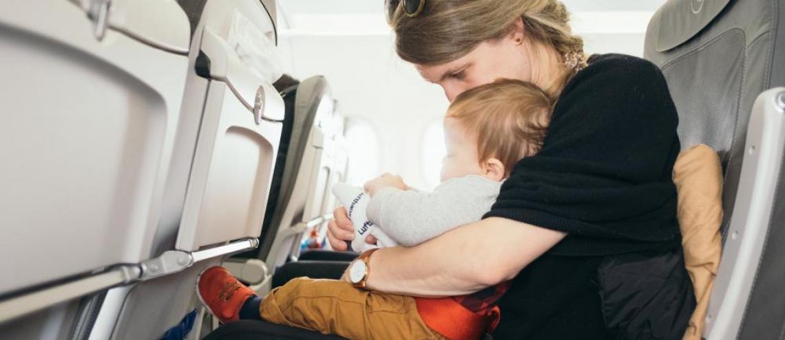 baby op vliegtuig baby op vliegtuig