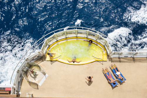 Relaxen op het dek van een cruise van Costa