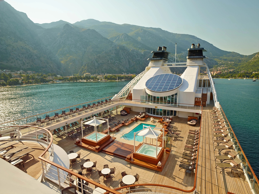 Seabourn op zee