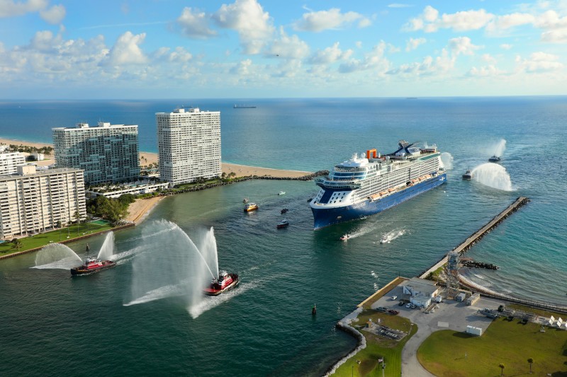 Een van de schepen van Celebrity Cruises vaart binnen