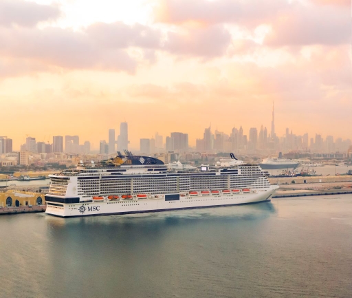 MSC Cruises - cruiseschip bij zonsondergang