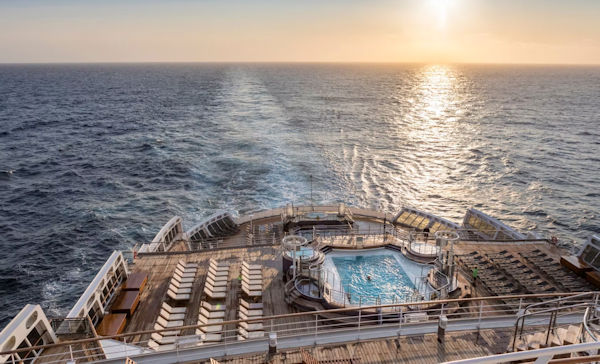 genieten van het zwembad op een schip van Cunard Cruises